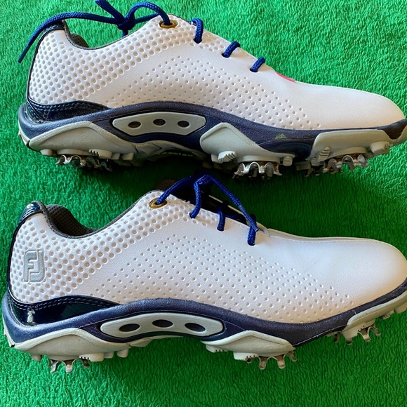 Kids FJ golf shoes in new condition. - Picture 3 of 3